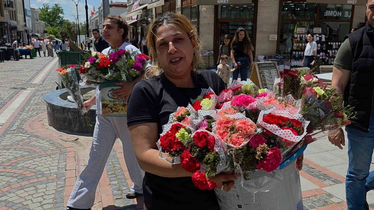 ÇİÇEK SATAN 29 YAŞINDAKİ NAZİFE OVGAÇ, "EKMEK PARASI İÇİN GELDİK. İNŞALLAH GÜZEL OLUR DİYE UMUT...