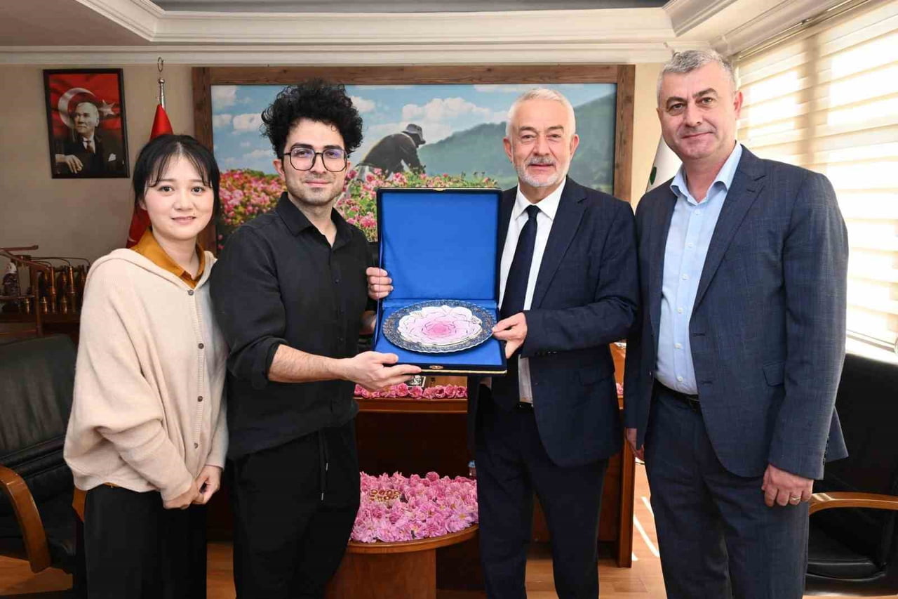 ÇİN’DE YAŞAYAN VE 40 MİLYON TAKİPÇİSİ BULUNAN SOSYAL MEDYA FENOMENİ HÜSEYİN ENES DEMİRBAŞ, ÇİNLİ...