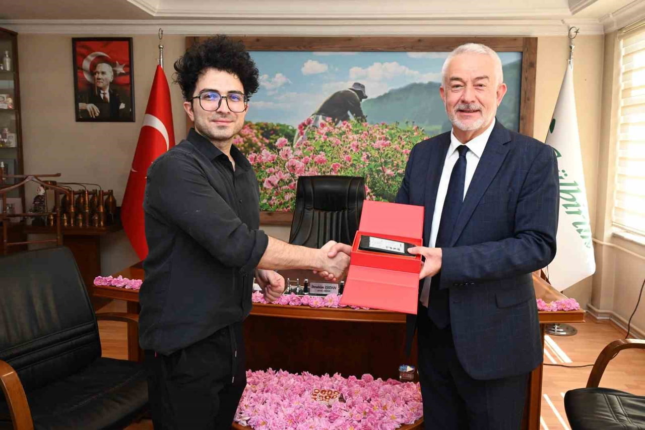 ÇİN’DE YAŞAYAN VE 40 MİLYON TAKİPÇİSİ BULUNAN SOSYAL MEDYA FENOMENİ HÜSEYİN ENES DEMİRBAŞ, ÇİNLİ...