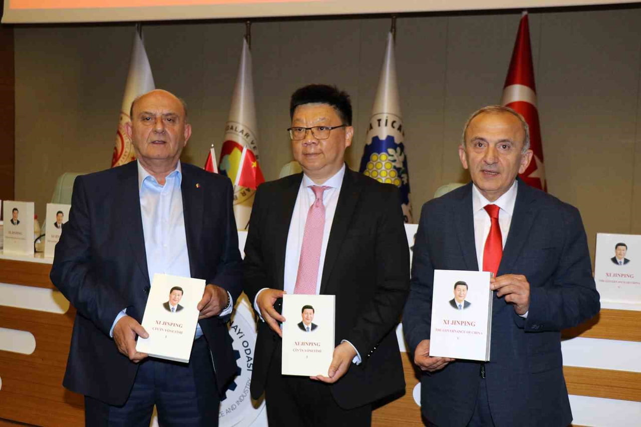 ÇİN HALK CUMHURİYETİ İSTANBUL BAŞKONSOLOSU WEİ XİAODONG VE BERABERİNDEKİ ÜST DÜZEY DİPLOMATİK...