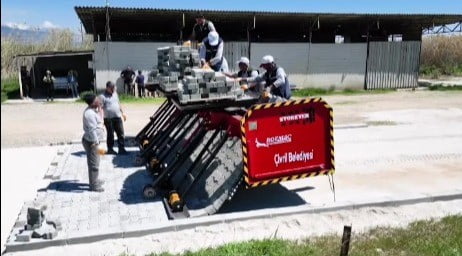 ÇİVRİL BELEDİYESİ’NİN ENVANTERİNE KATILAN MODERN PARKE TAŞI SERME MAKİNESİYLE YOL ÇALIŞMALARI...
