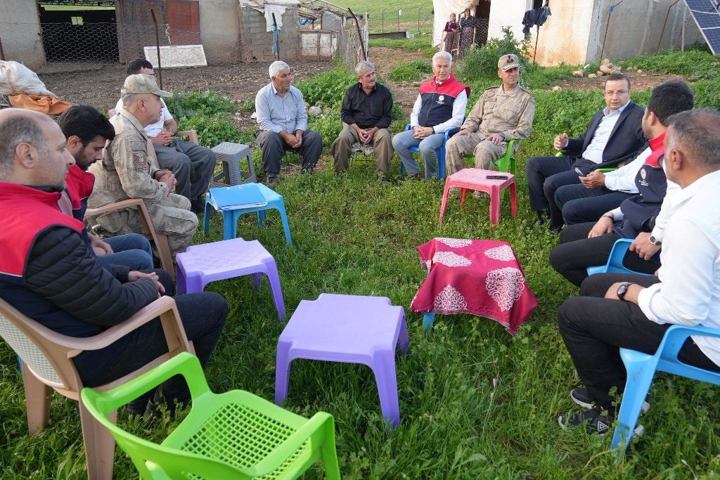 CİZRE KAYMAKAMI AHMET VEZİR BAYCAR, BOZALAN KÖYÜ MEVKİİNDE HAYVANCILIK YAPAN GÖÇER ÇİFTÇİLERİ...
