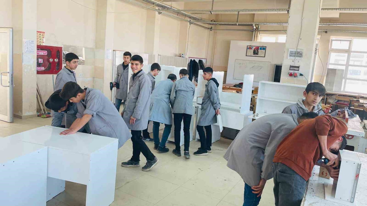 CİZRE MESLEKİ VE TEKNİK ANADOLU LİSESİ MOBİLYA VE İÇ MEKÂN TASARIMI BÖLÜMÜ ÖĞRENCİLERİ MİLLÎ...