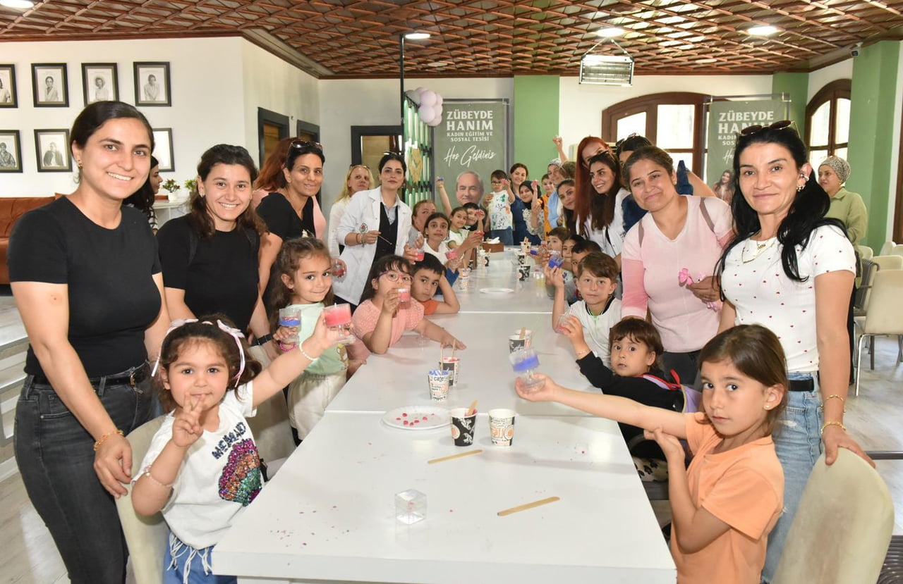 ÇOCUKLAR, ANNELERİYLE BİRLİKTE MUM ATÖLYESİNE KATILARAK KENDİ TASARIMLARINI OLUŞTURMA FIRSATI...