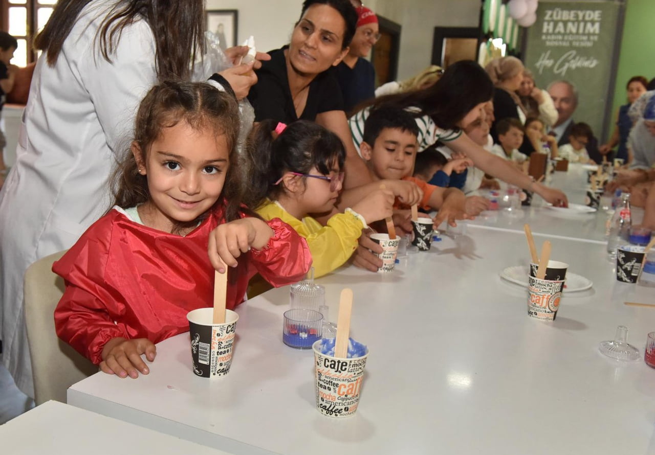 ÇOCUKLAR, ANNELERİYLE BİRLİKTE MUM ATÖLYESİNE KATILARAK KENDİ TASARIMLARINI OLUŞTURMA FIRSATI...