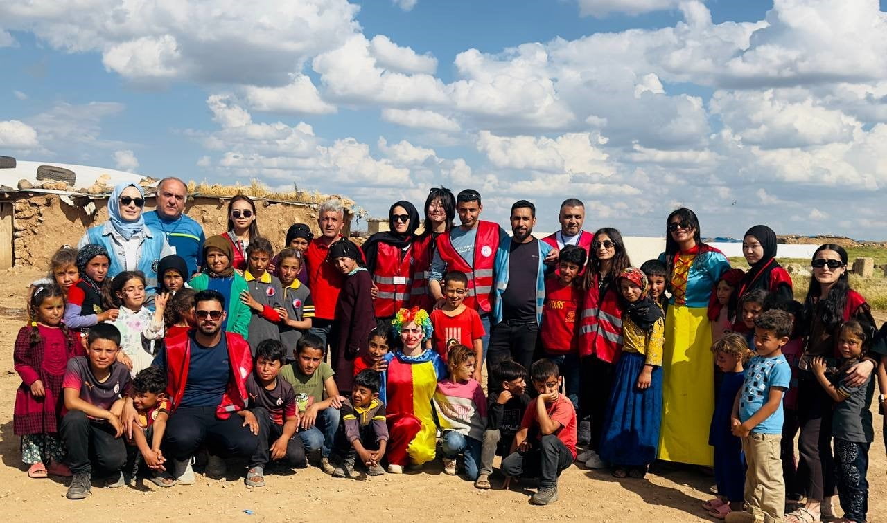 ÇOCUKLARA BAYRAMLIK HEDİYE EDİLDİ