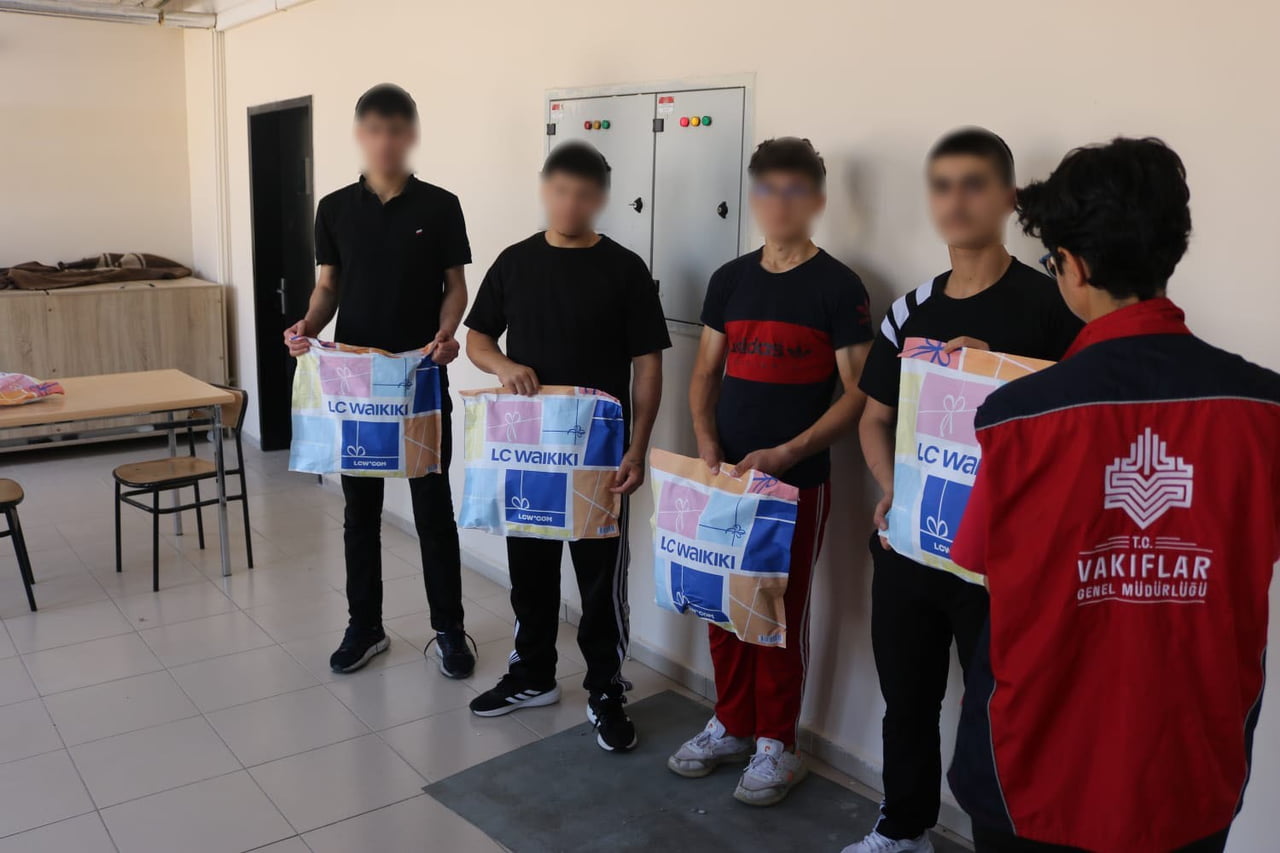ÇOCUKLARA YEMEK İKRAMININ YANI SIRA KIYAFET VE ÇEŞİTLİ HEDİYELER TAKDİM EDİLDİ