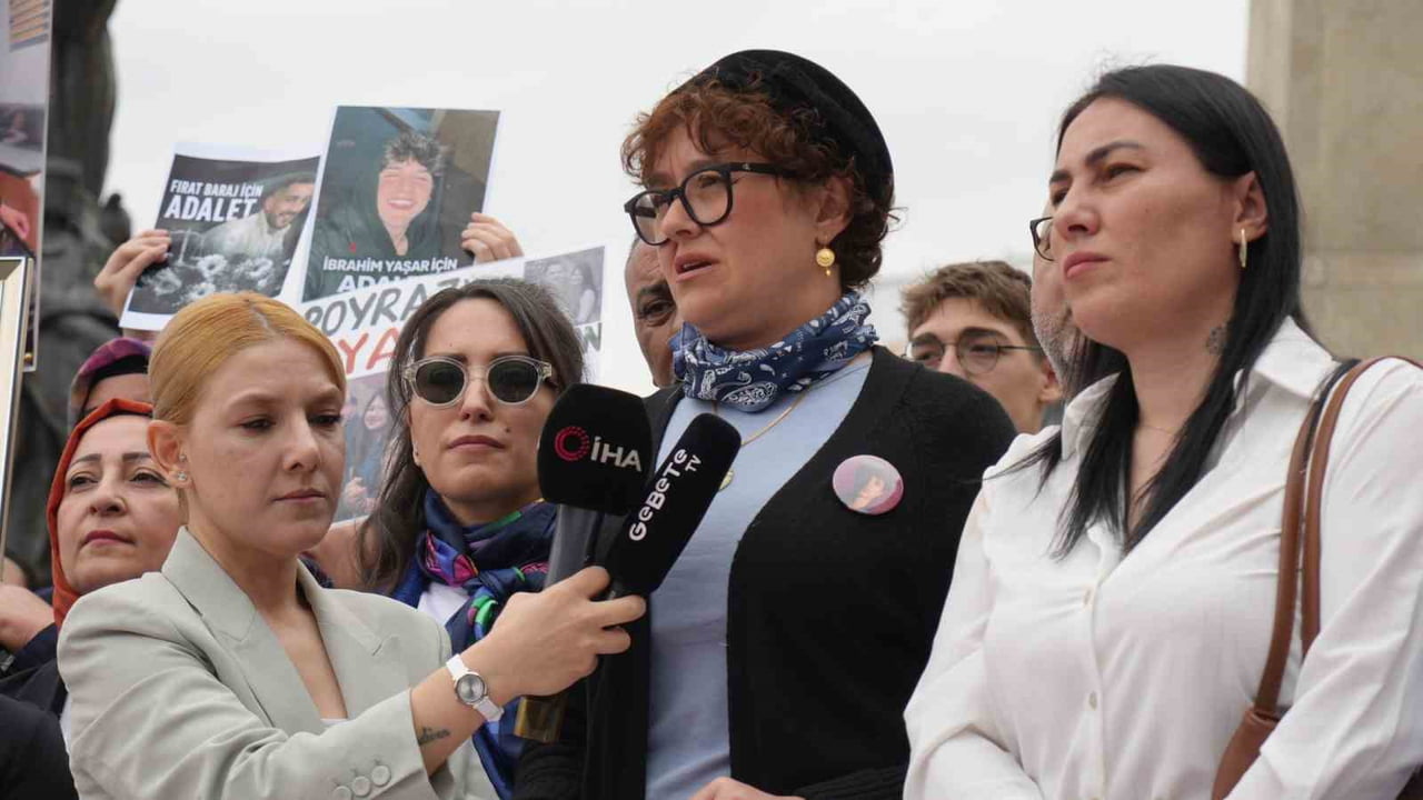 ÇOCUKLARINI CİNAYET OLAYLARINDA KAYBEDEN AİLELER, ULUS MEYDANI’NDA BİR ARAYA GELEREK, SORUMLULARIN...