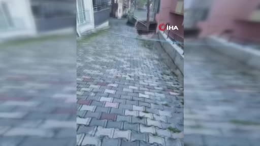 Çöken istinat duvarı binada hasar oluşturdu