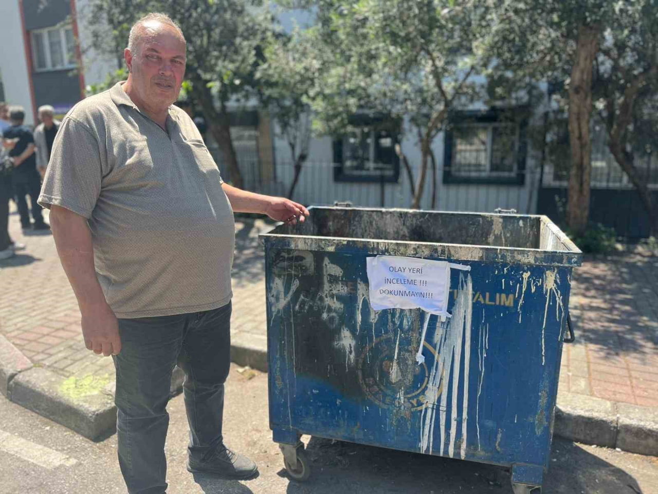 ÇÖP KONTEYNERİNİN İÇİNDEKİ POŞETLERDE ÖLÜ KEDİLER OLDUĞUNU FARK EDEN ESNAF İLHAN...