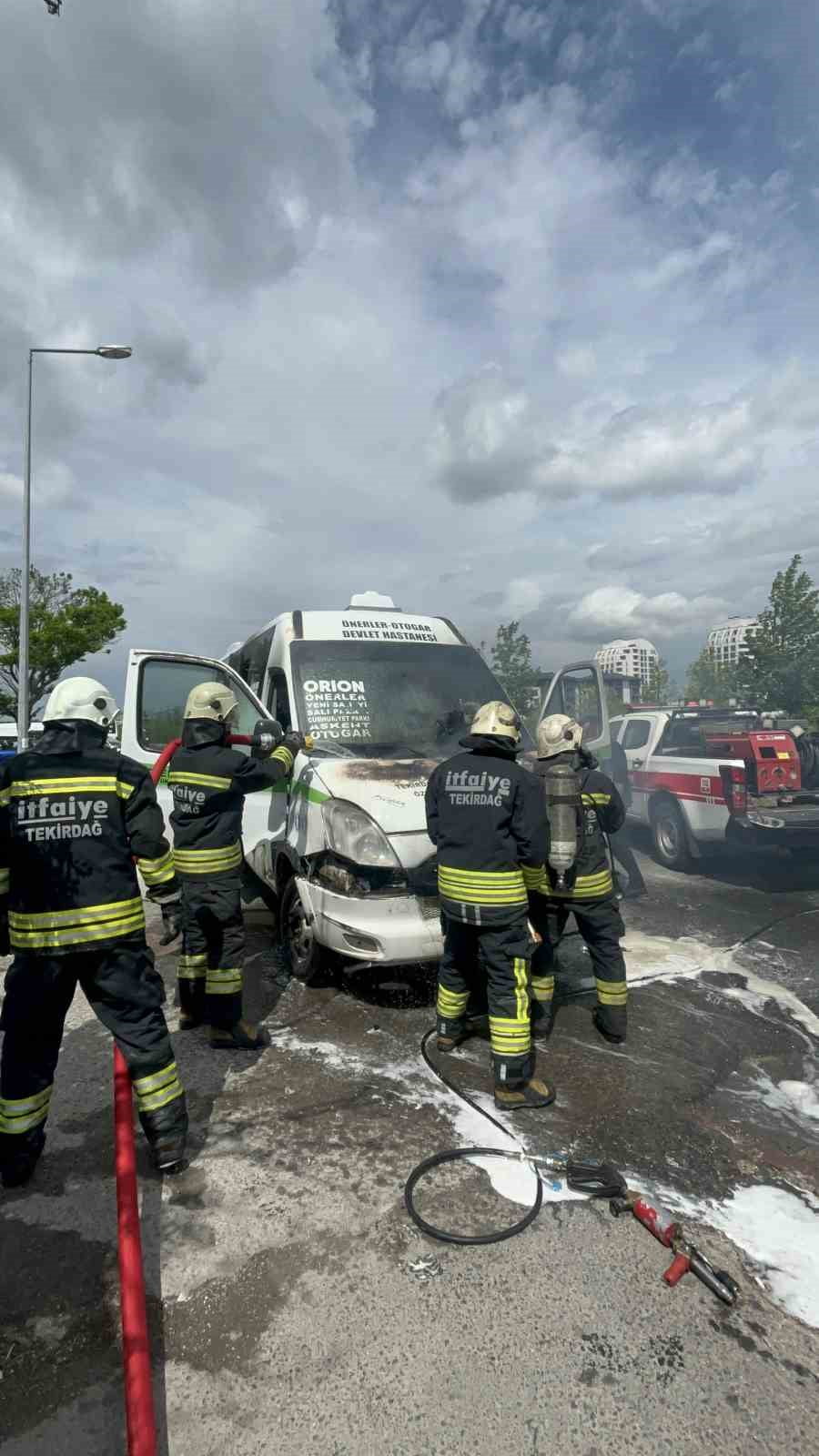 ÇORLU İLÇESİNDE SEYİR HALİNDEKİ BİR YOLCU MİNİBÜSÜNDE YANGIN ÇIKTI