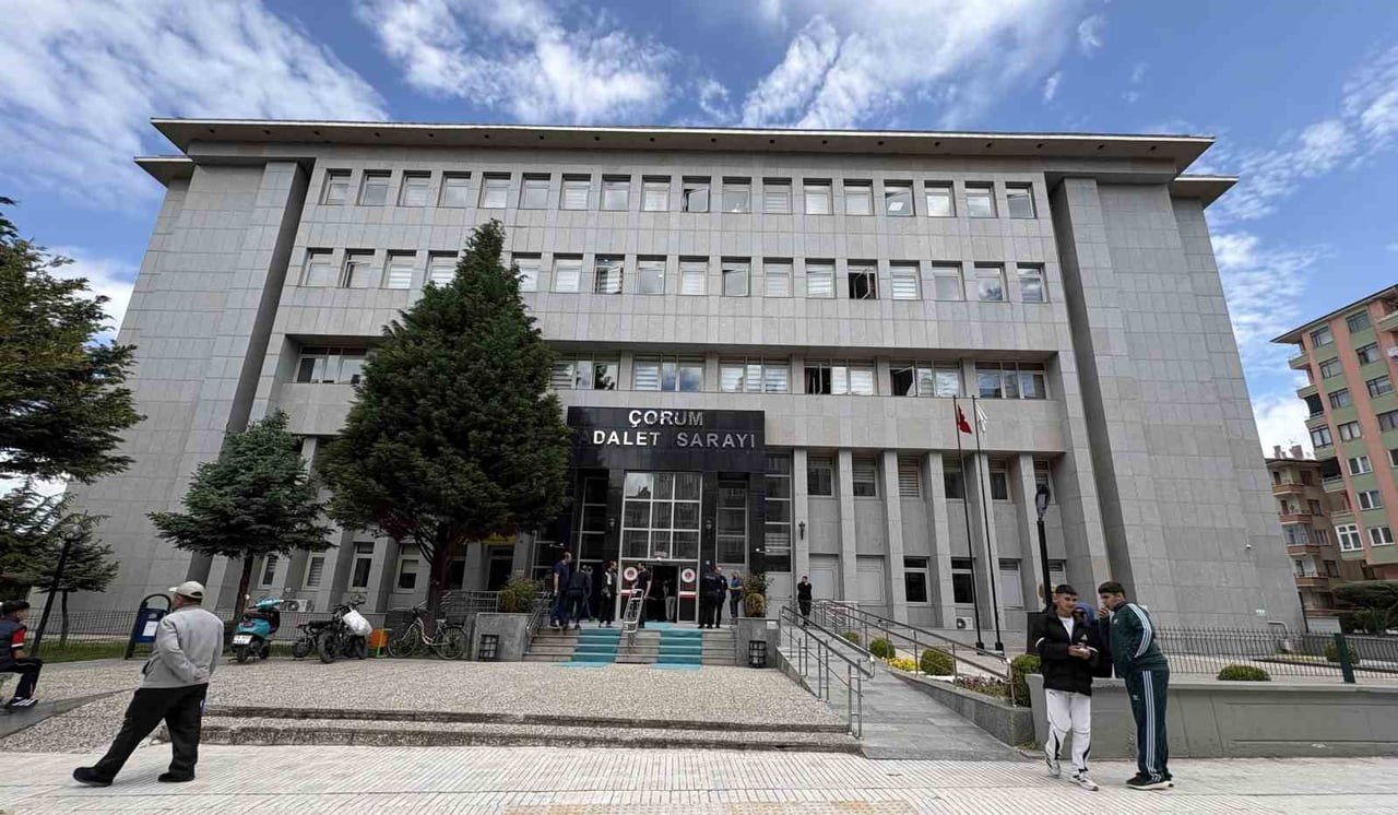 ÇORUM'DA BİR GÜZELLİK SALONUNDA ÖDEME SIRASINDA MÜŞTERİLERİN CEP TELEFONLARINDAN MOBİL BANKACILIK...