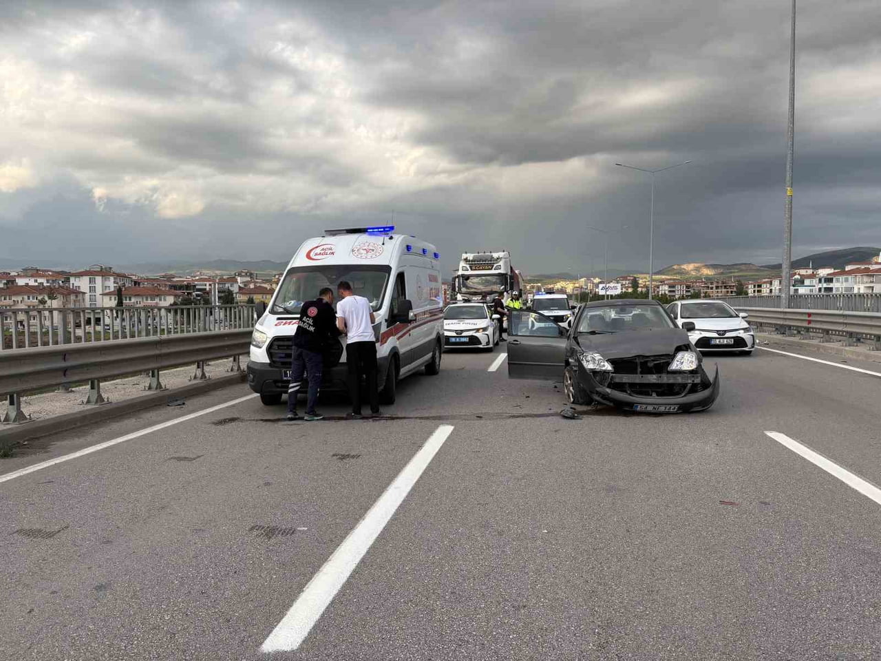 ÇORUM'DA KÖPRÜNÜN ÜZERİNDE TIRLA OTOMOBİLİN ÇARPIŞTIĞI KAZA