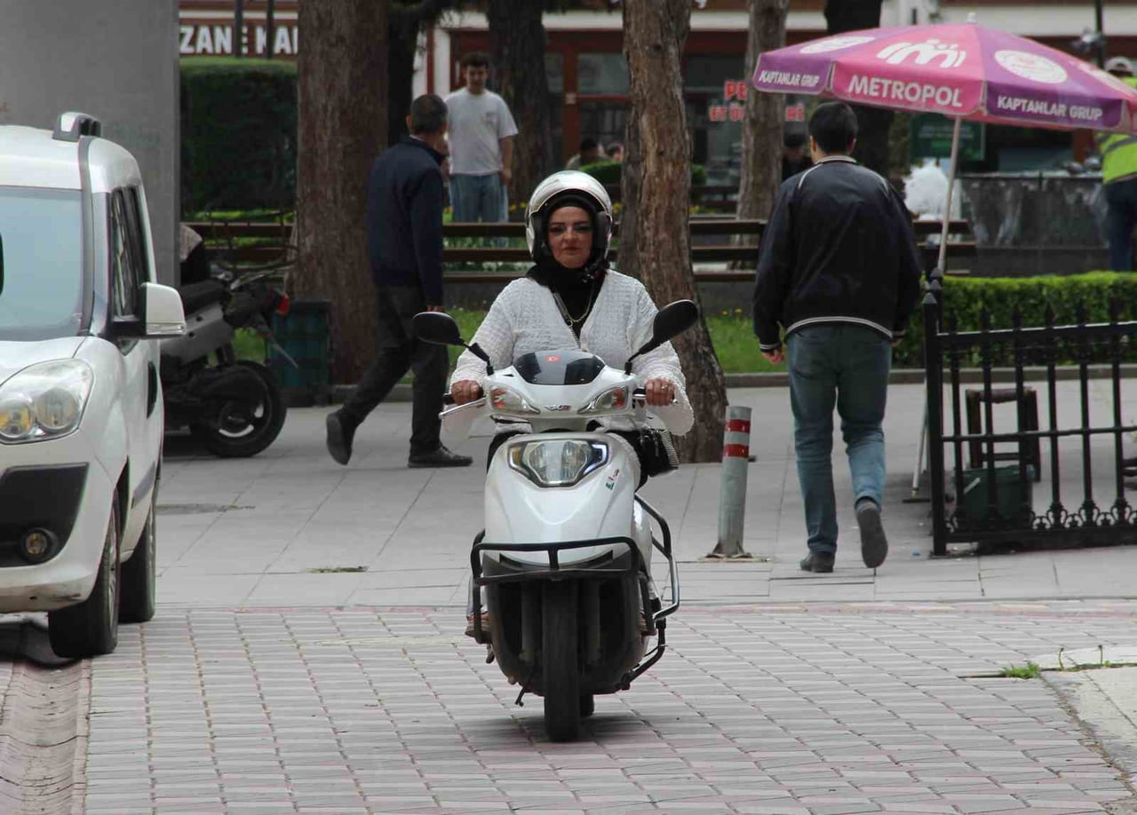 ÇORUM'DA YAŞAYAN EVLİ VE İKİ ÇOCUK ANNESİ SİBEL ÜZGÜN, 2018 YILINDA BAŞLADIĞI MOTOKURYELİK...