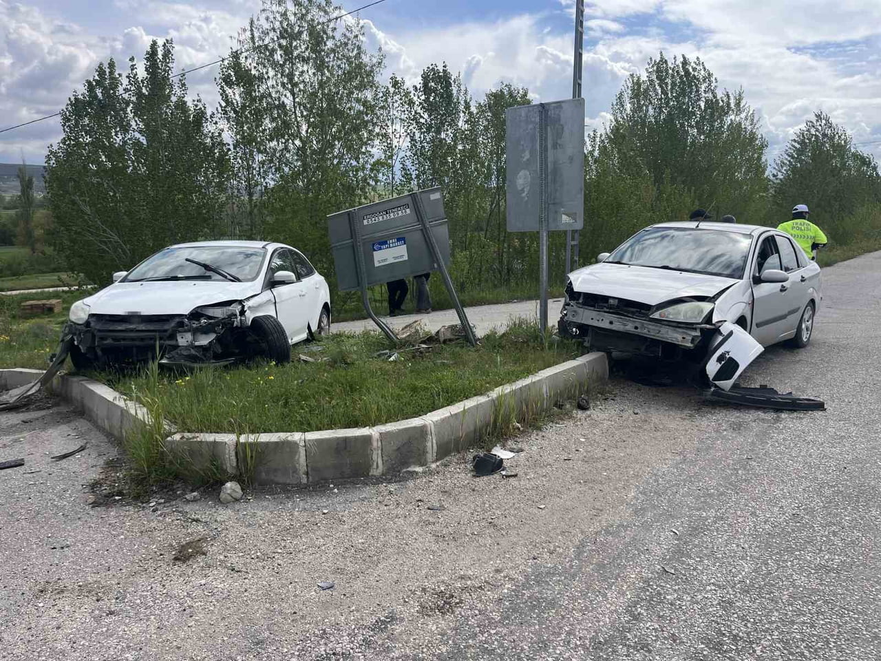 ÇORUM'UN ALACA İLÇESİNDE İKİ OTOMOBİLİN KARIŞTIĞI KAZADA ARAÇLARDA MADDİ HASAR OLUŞURKEN  2 KİŞİ...