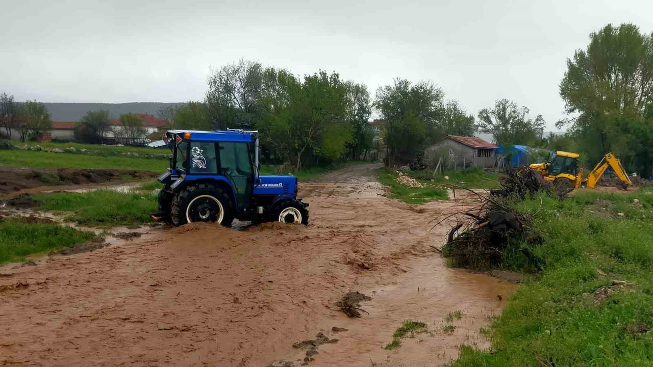 ÇORUM'UN ALACA İLÇESİNE BAĞLI KÖYLERDE ETKİLİ OLAN SAĞANAK YAĞIŞ SELE NEDEN OLDU
