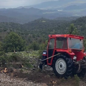 ÇORUM'UN KARGI İLÇESİNE TRAKTÖRÜN ŞARAMPOLE DEVRİLMESİ NETİCESİNDE 1 KİŞİ YARALANDI.