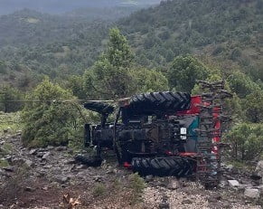ÇORUM'UN KARGI İLÇESİNE TRAKTÖRÜN ŞARAMPOLE DEVRİLMESİ NETİCESİNDE 1 KİŞİ YARALANDI.
