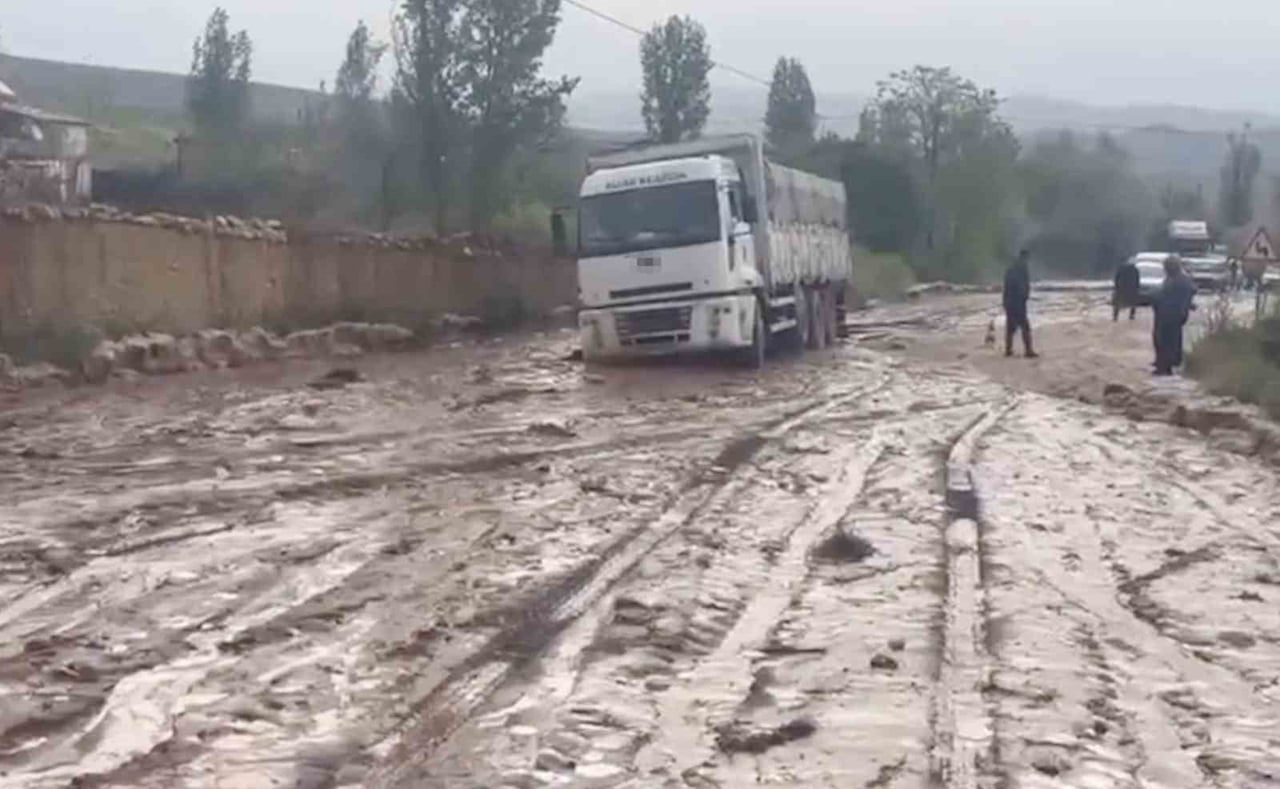 ÇORUM'UN SUNGURLU İLÇESİNDE ETKİLİ OLAN SAĞANAK YAĞIŞ SEBEBİYLE TAŞAN DERE SEBEBİYLE...