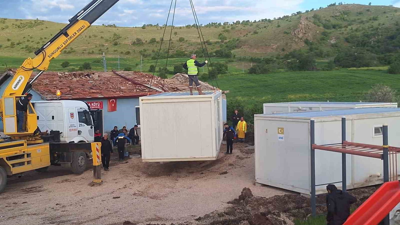 ÇORUM'UN SUNGURLU İLÇESİNDE HORTUM FELAKETİNİN YAŞANDIĞI İKİ KÖYDE YARALARIN SARMASI İÇİN...