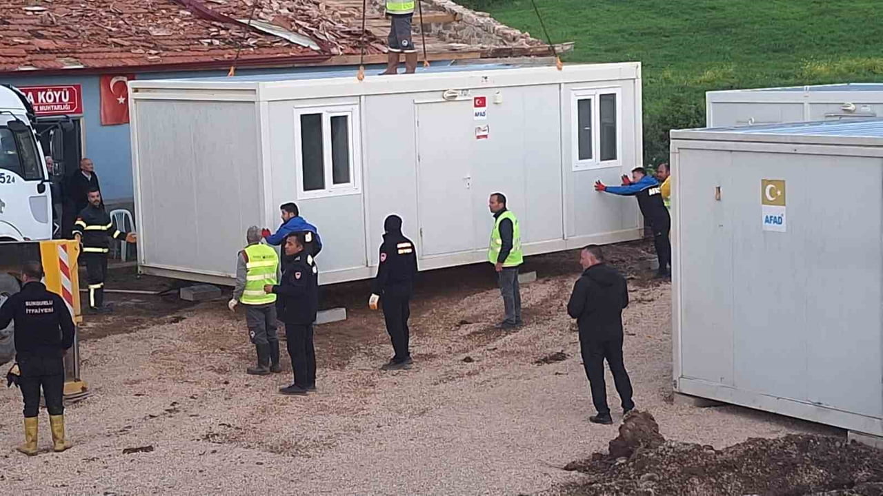 ÇORUM'UN SUNGURLU İLÇESİNDE HORTUM FELAKETİNİN YAŞANDIĞI İKİ KÖYDE YARALARIN SARMASI İÇİN...