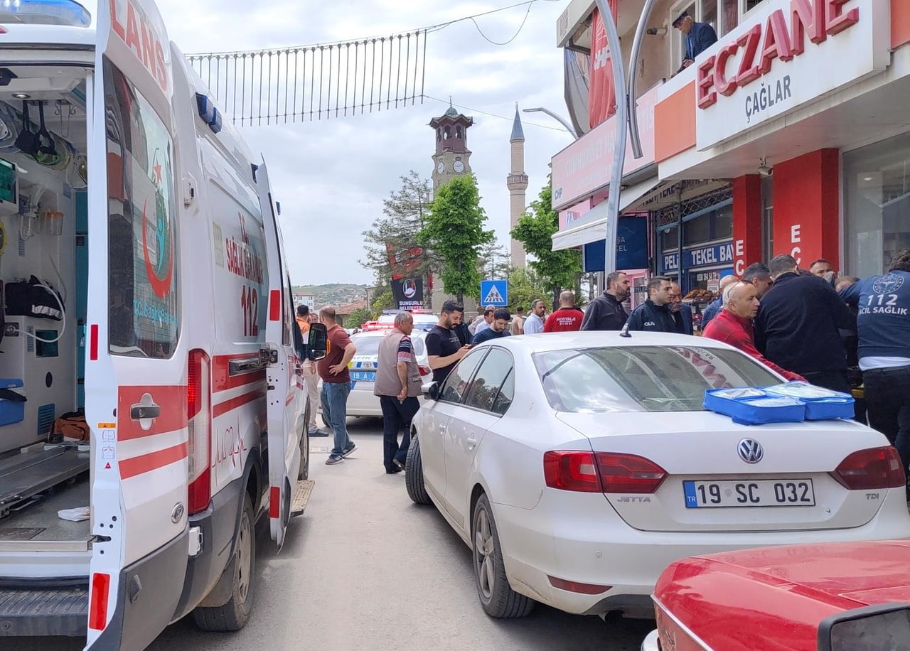 ÇORUM'UN SUNGURLU İLÇESİNDE HUSUMETLİSİ TARAFINDAN BIÇAKLANAN VATANDAŞ YARALANDI.
