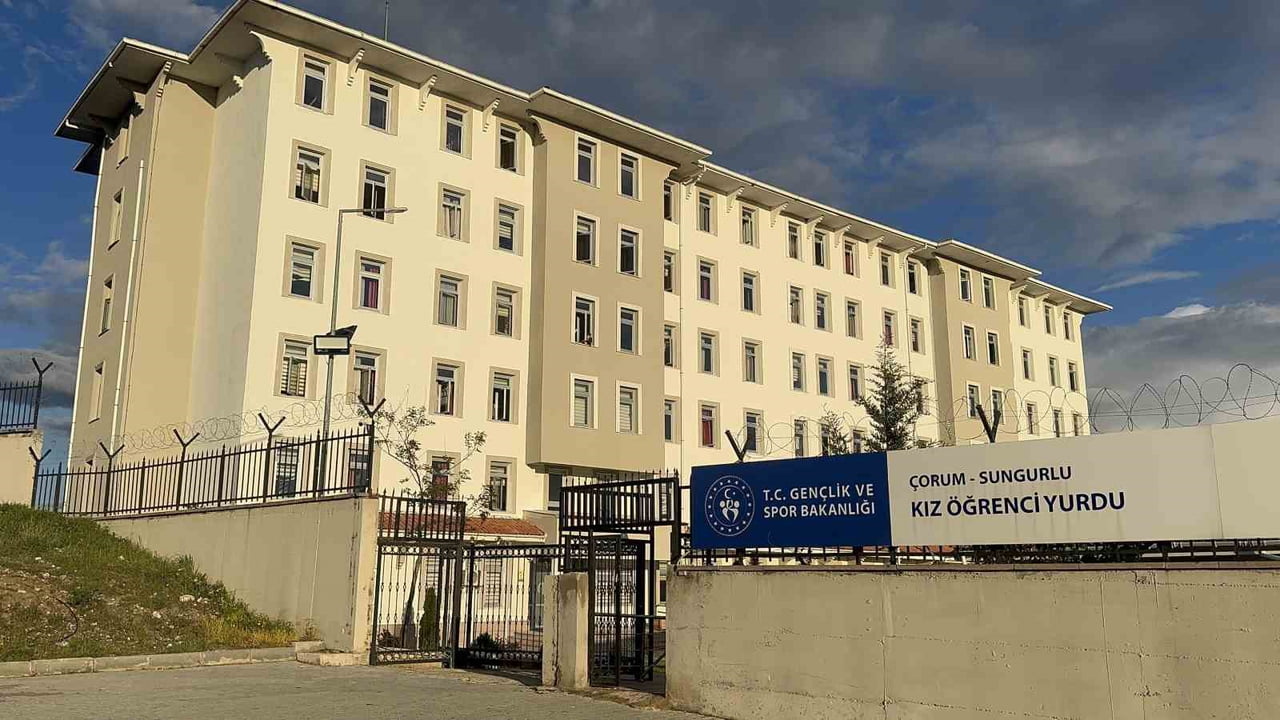 ÇORUM'UN SUNGURLU İLÇESİNDE KYK YURDUNDA AKŞAM YEMEĞİ YEDİKTEN SONRA ZEHİRLENME ŞÜPHESİYLE...