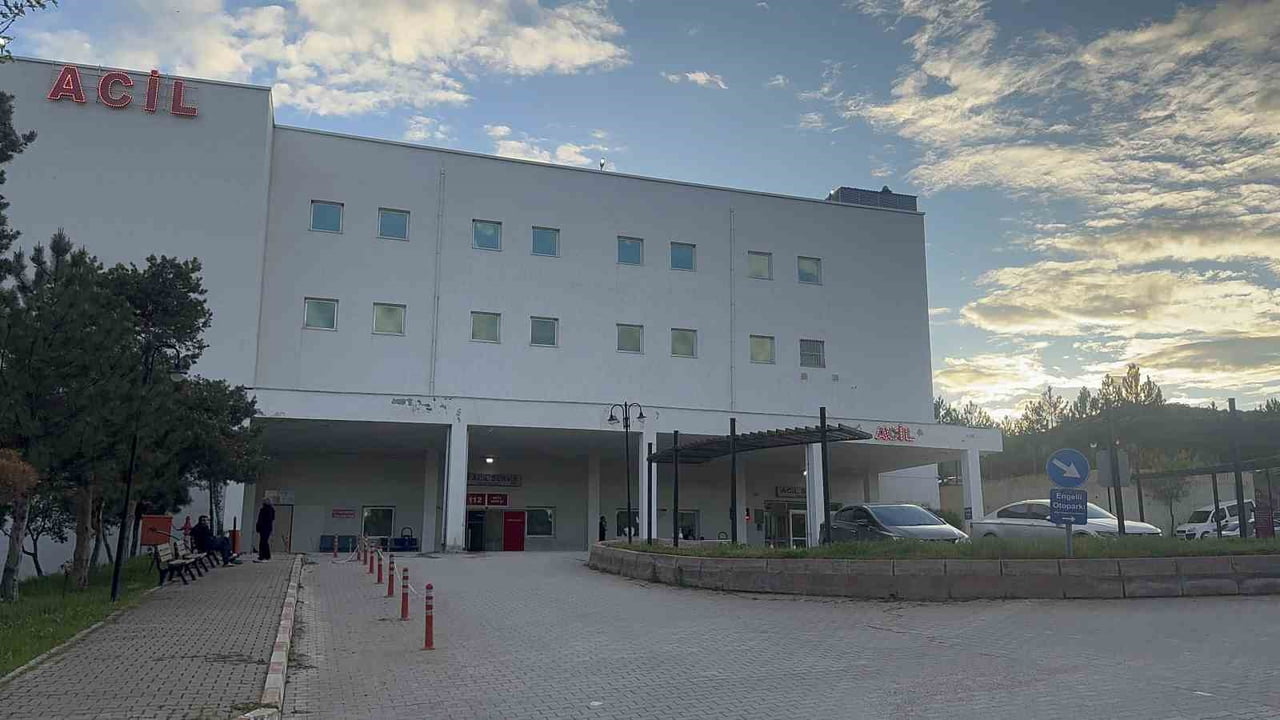 ÇORUM'UN SUNGURLU İLÇESİNDE KYK YURDUNDA AKŞAM YEMEĞİ YEDİKTEN SONRA ZEHİRLENME ŞÜPHESİYLE...