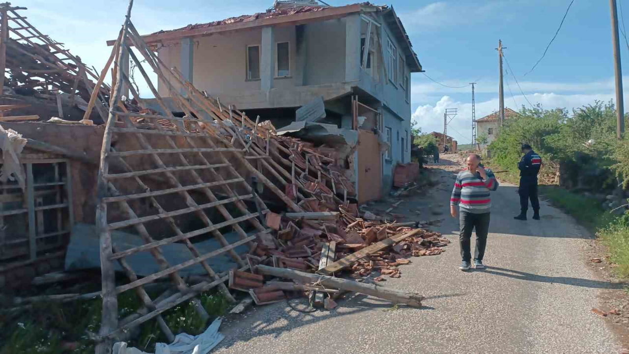 ÇORUM'UN SUNGURLU İLÇESİNDE MEYDANA GELEN HORTUM SEBEBİYLE SAVAŞ ALANINA DÖNEN KÖYDEKİ ÇOK SAYIDA...