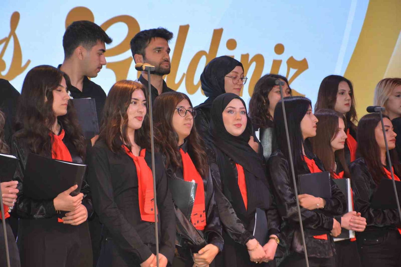 ÇORUM BELEDİYESİ TARAFINDAN DÜZENLENEN GENÇLİK KOROSUNDA GENÇ MÜZİSYENLER BİRİBİRİNDEN GÜZEL...