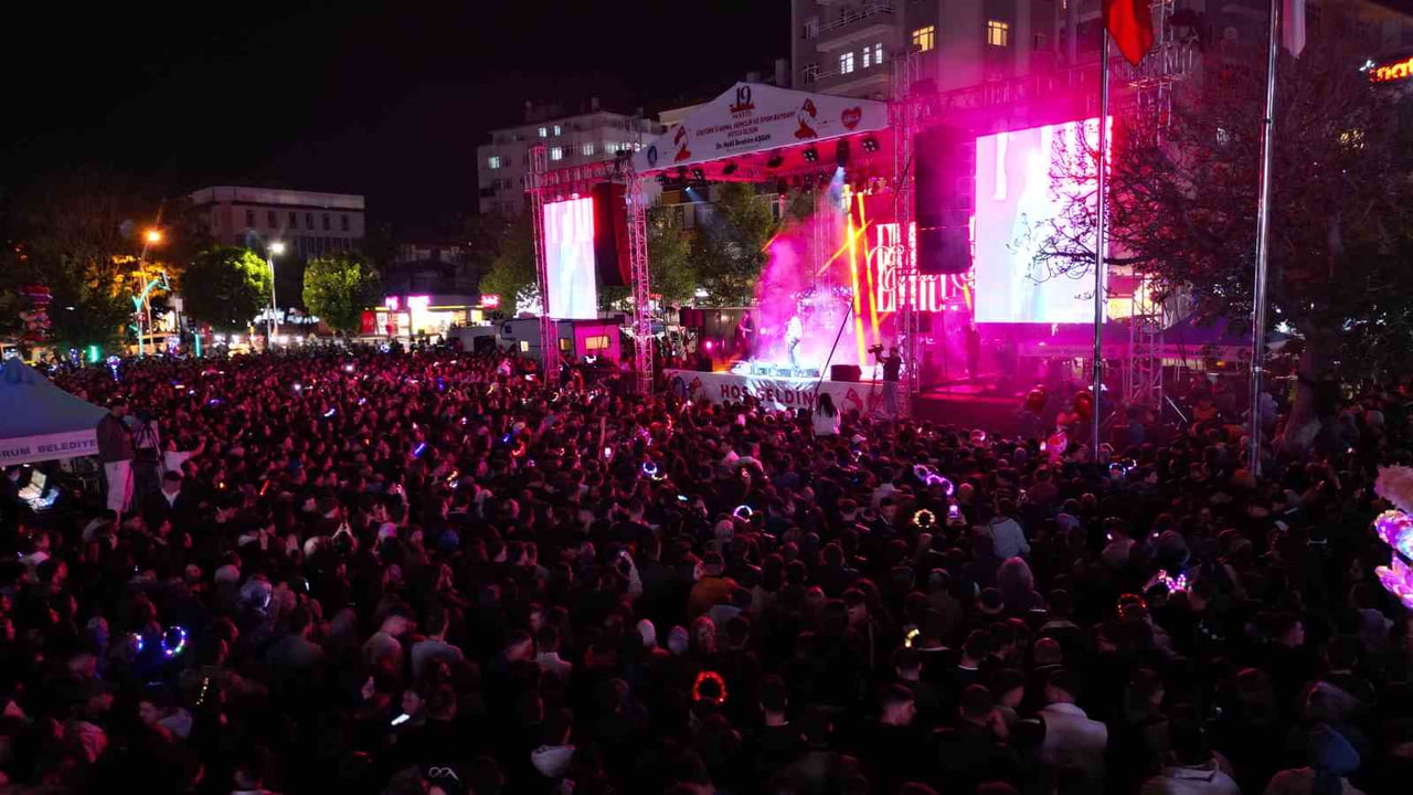 ÇORUM’DA 19 MAYIS KUTLAMALARI KAPSAMINDA DÜZENLENEN KONSERLE, BİNLERCE VATANDAŞ MÜZİK DOLU BİR...