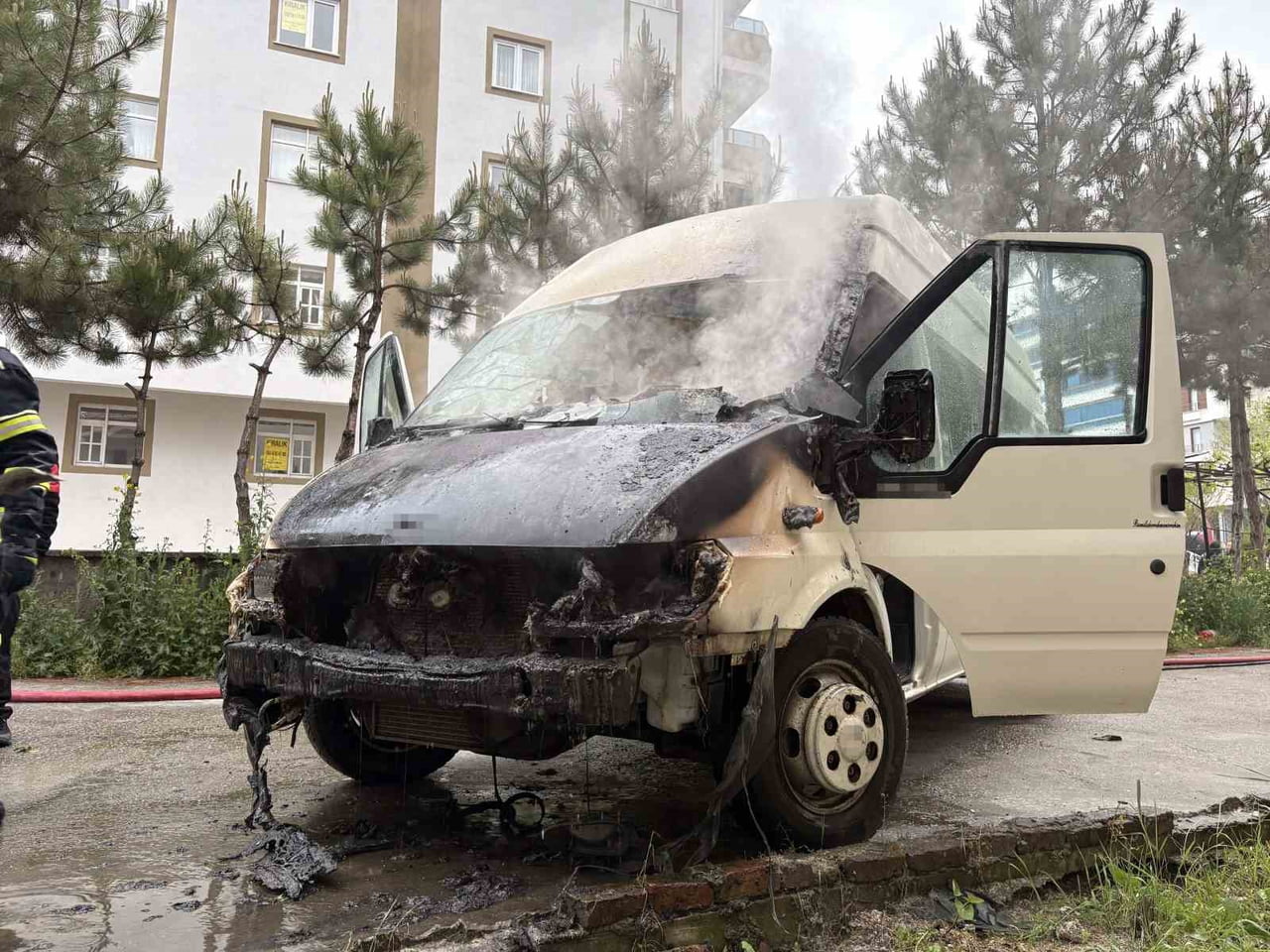 ÇORUM’DA BİR APARTMANIN BAHÇESİNDE BULUNAN KAMELYA ÇIKAN YANGIN, PARK HALİNDEKİ İKİ ARACA SIÇRADI....