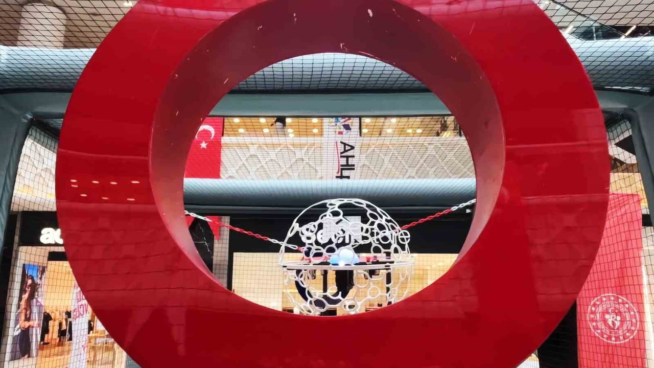 ÇORUM’DA DÜZENLENEN "DRON FUTBOLU" ORGANİZASYONUNDA ÖZELLİKLE ÇOCUKLAR VE GENÇLER, KAFESLİ SAHADA...