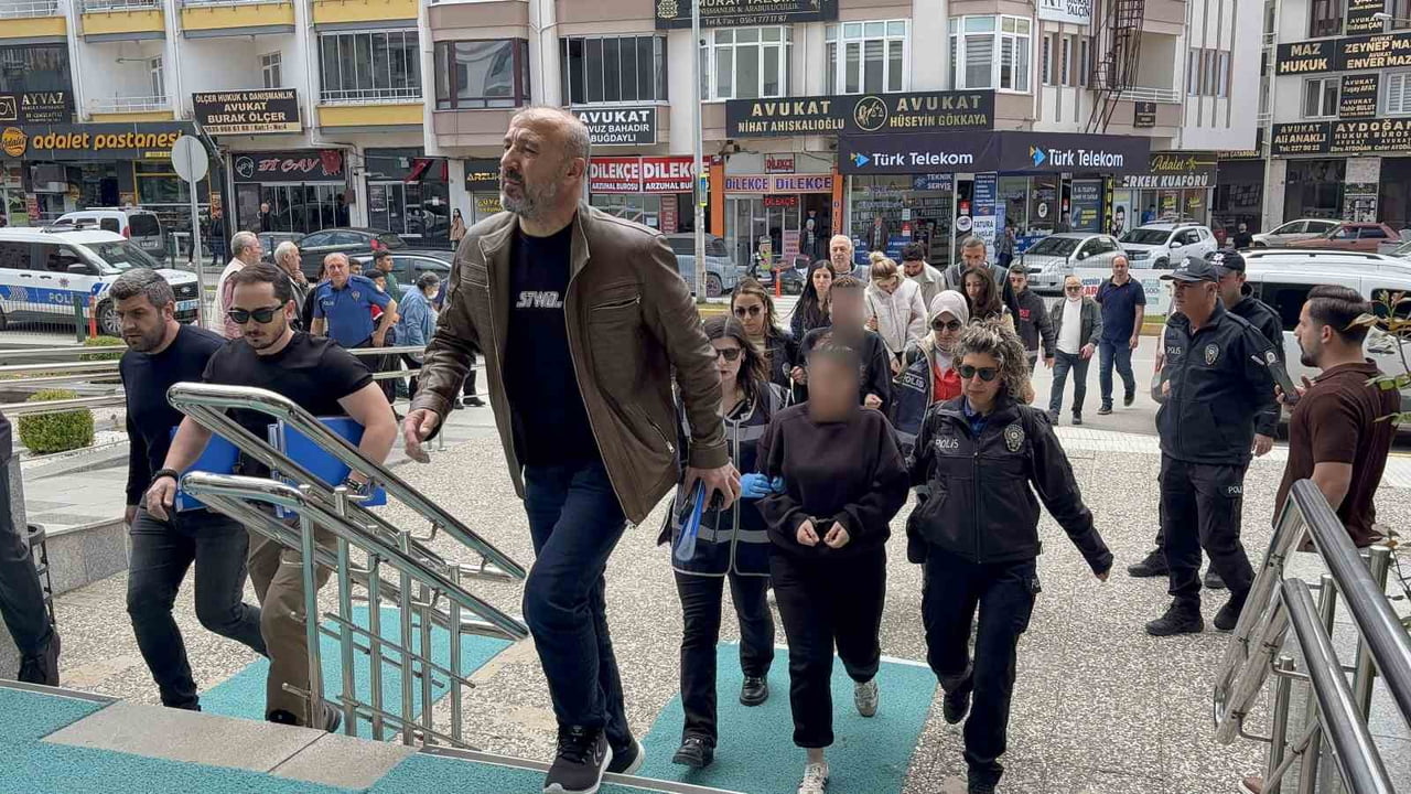 ÇORUM’DA GÜZELLİK SALONUNDA 425 BİN TL’LİK VURGUN YAPAN ŞÜPHELİLER ADLİYEYE SEVK...