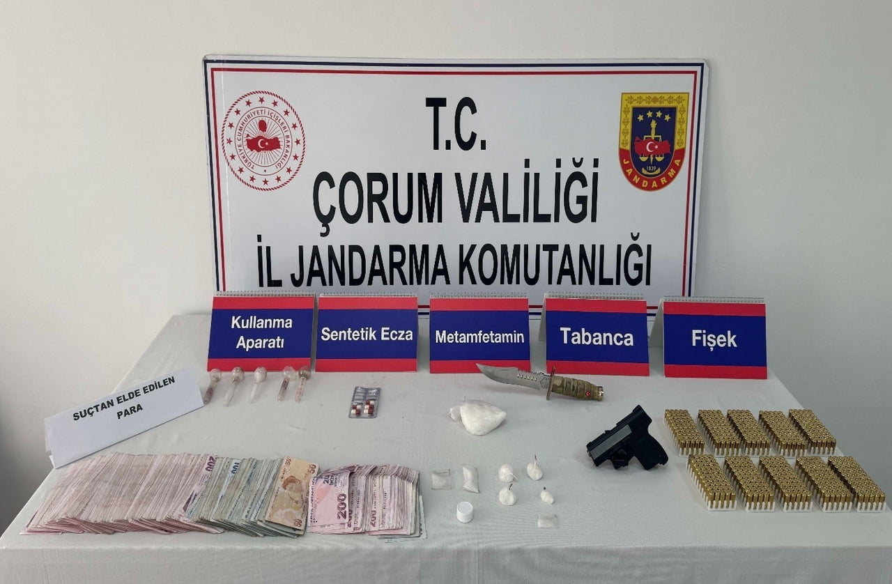 ÇORUM’DA JANDARMA EKİPLERİ TARAFINDAN DÜZENLENEN UYUŞTURUCU OPERASYONUNDA GÖZALTINA ALINAN 6...