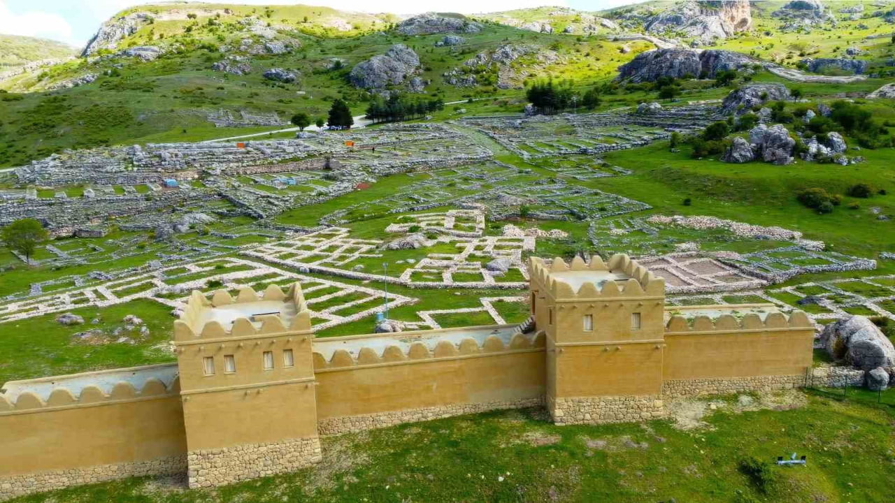 ÇORUM’DA UNESCO DÜNYA MİRASI LİSTESİ’NDE YER ALAN HATTUŞA’NIN 7 BİN YILLIK TARİHİ...