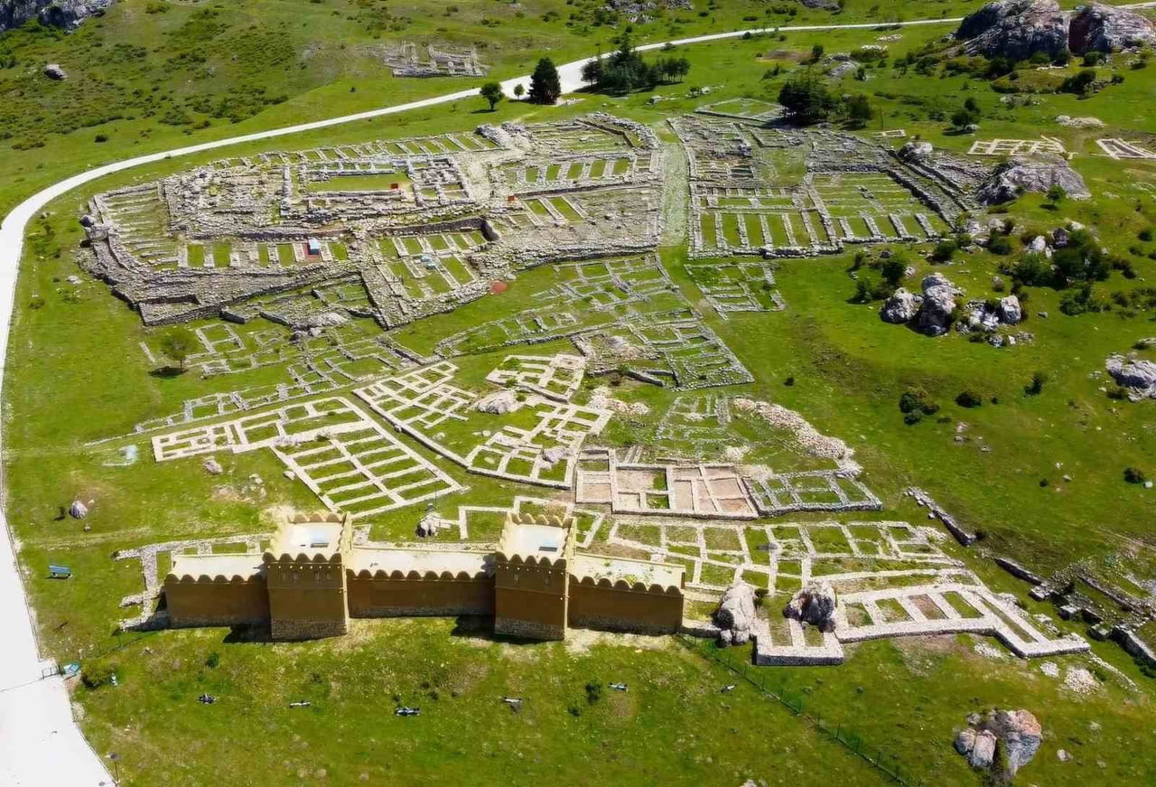 ÇORUM’DA UNESCO DÜNYA MİRASI LİSTESİ’NDE YER ALAN HATTUŞA’NIN 7 BİN YILLIK TARİHİ...