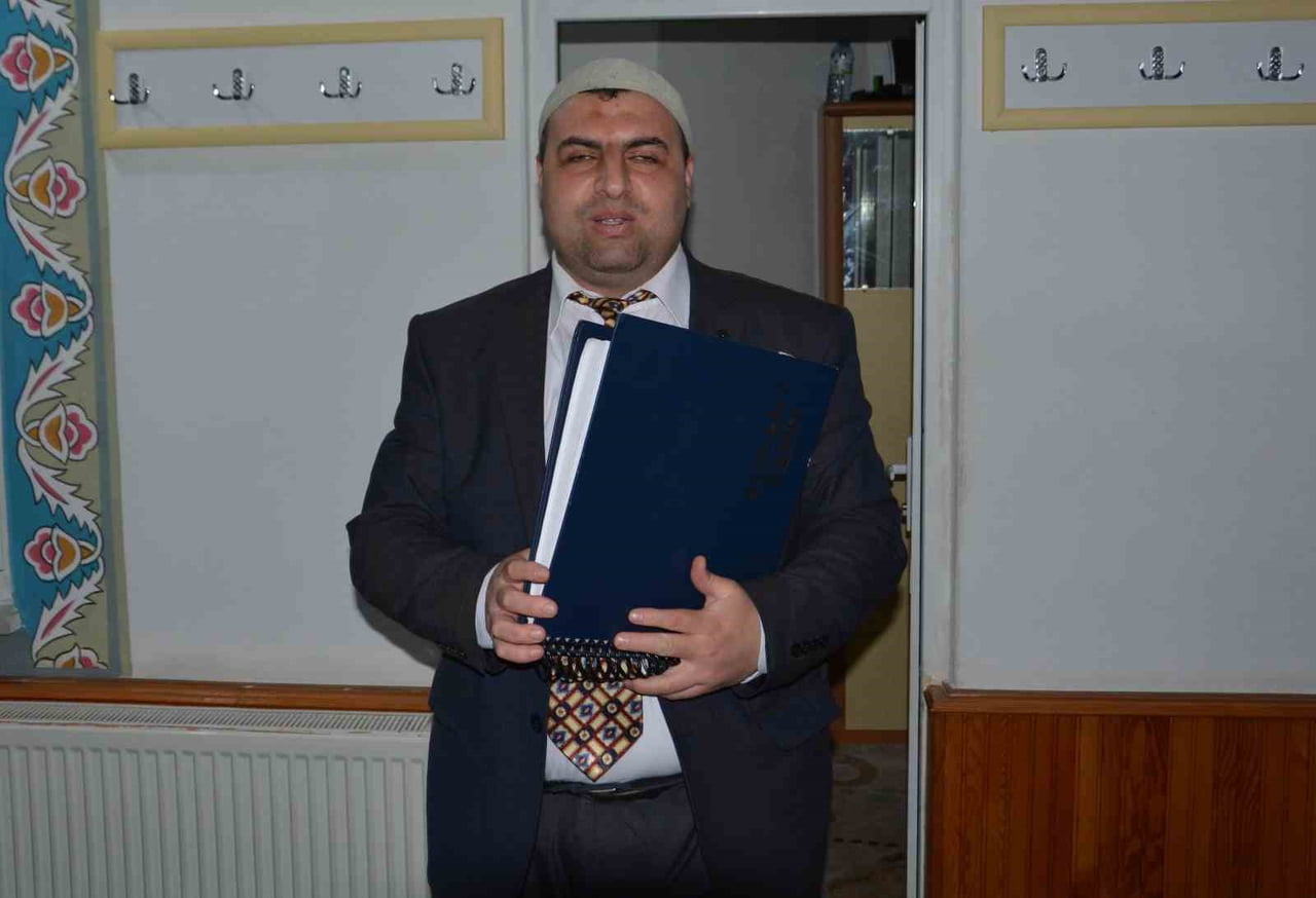 ÇORUM’DA YAŞAYAN VE 12 YILDIR GÖREVİNİ YERİNE GETİREN 38 YAŞINDAKİ GÖRME ENGELLİ MÜEZZİN HAKAN...