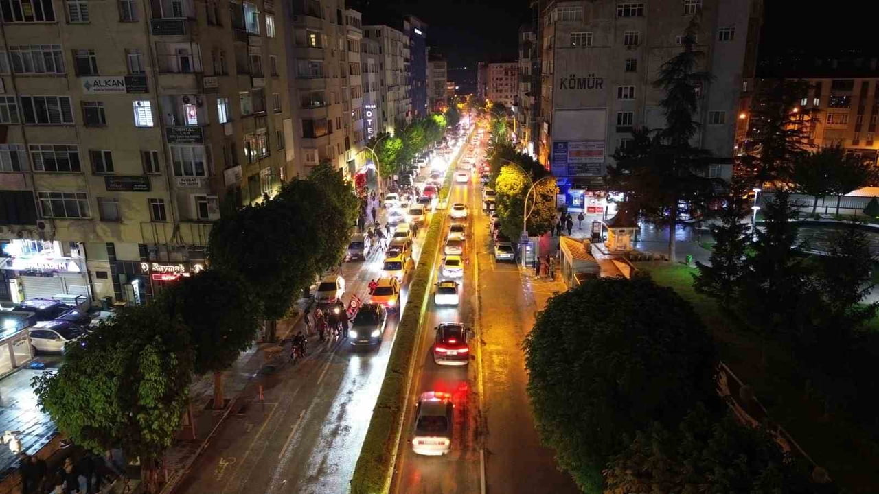 ÇORUM FK'NIN BODRUM FK'YI MAĞLUP EDEREK SÜPER LİG YOLUNDA FİNALE YÜKSELMESİNİ TARAFTAR COŞKUYLA...