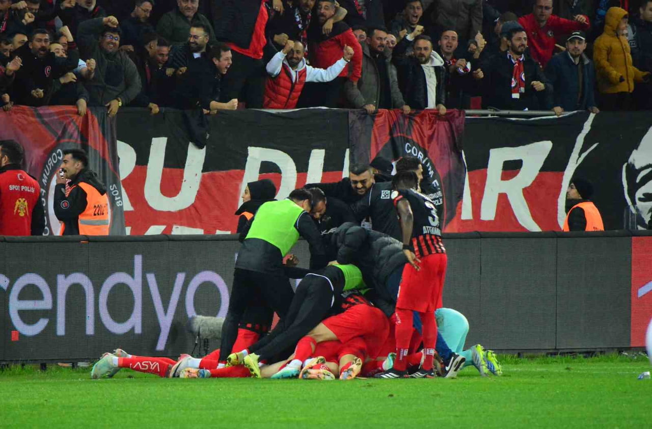 ÇORUM FK OYUNCULARI İLK GOLÜN ARDINDAN BÜYÜK SEVİNÇ YAŞADI.
