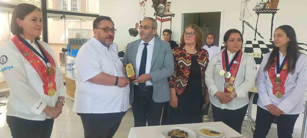 ÇORUM İL MİLLİ EĞİTİM MÜDÜRÜ CEMİL ÇAĞLAR TARAFINDAN HÜSEYİN ŞİPAL'E PLAKET TAKDİM...