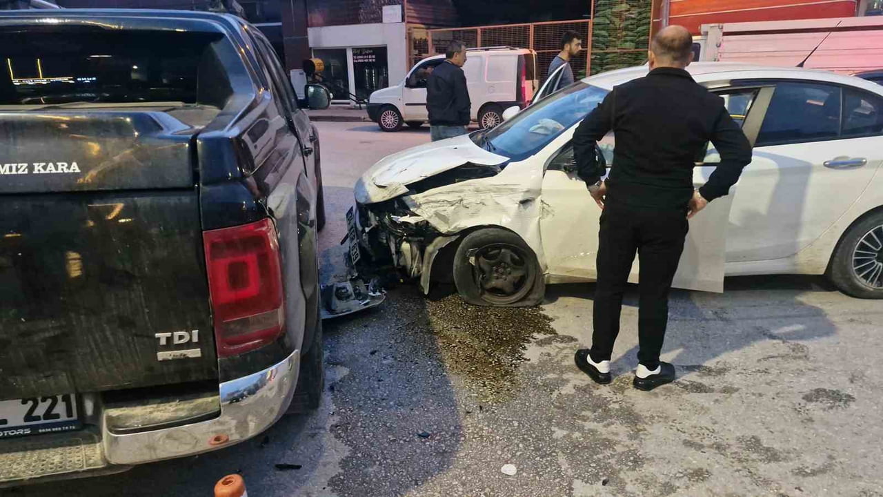 ÇORUM’UN ALACA İLÇESİNDE 3 ARACIN KARIŞTIĞI ZİNCİRLEME KAZADA 1 KİŞİ YARALANDI.