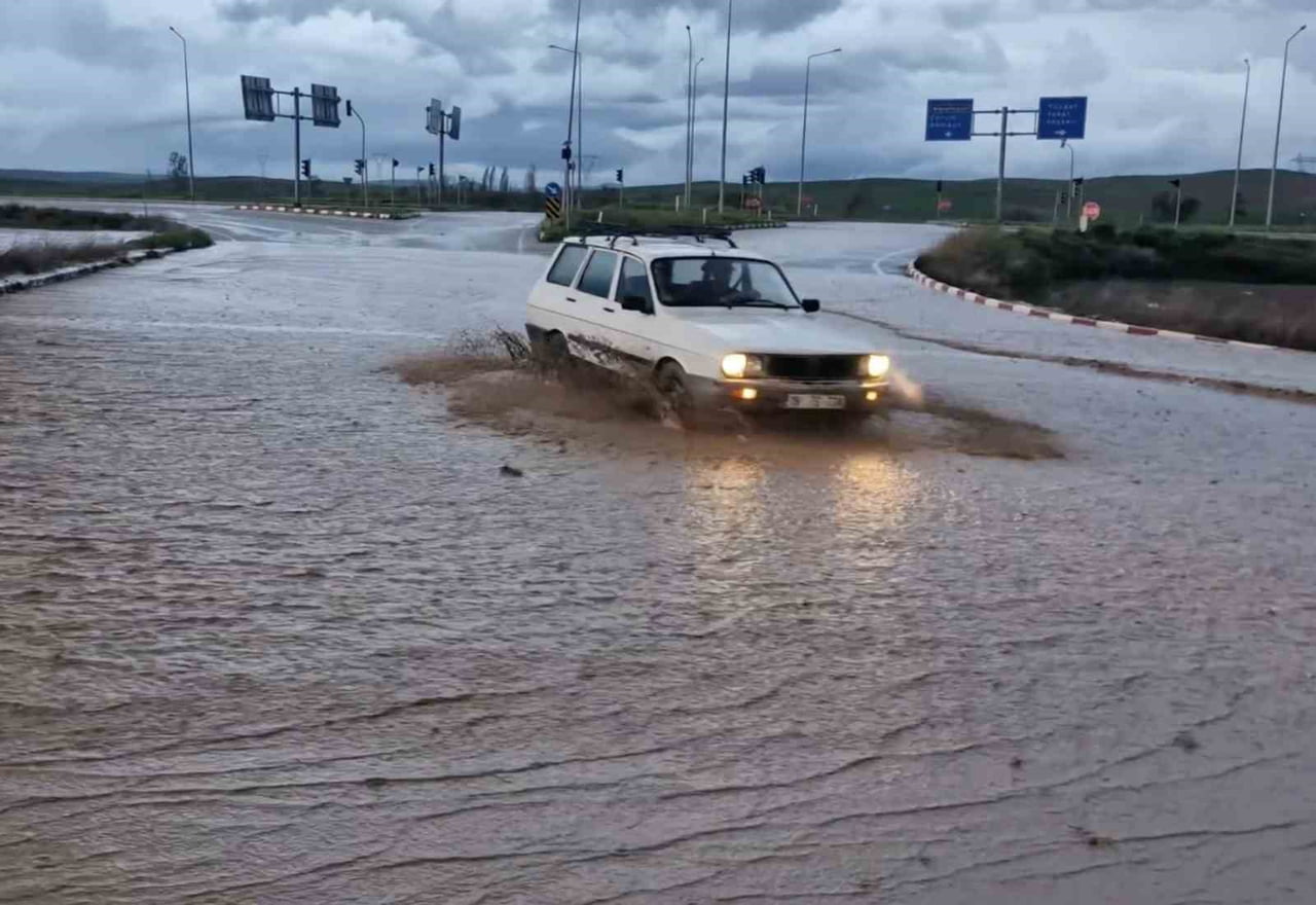 ÇORUM’UN ALACA İLÇESİNDE ETKİLİ OLAN KUVVETLİ SAĞANAK SEBEBİYLE TARIM ARAZİLERİ SULAR ALTINDA...