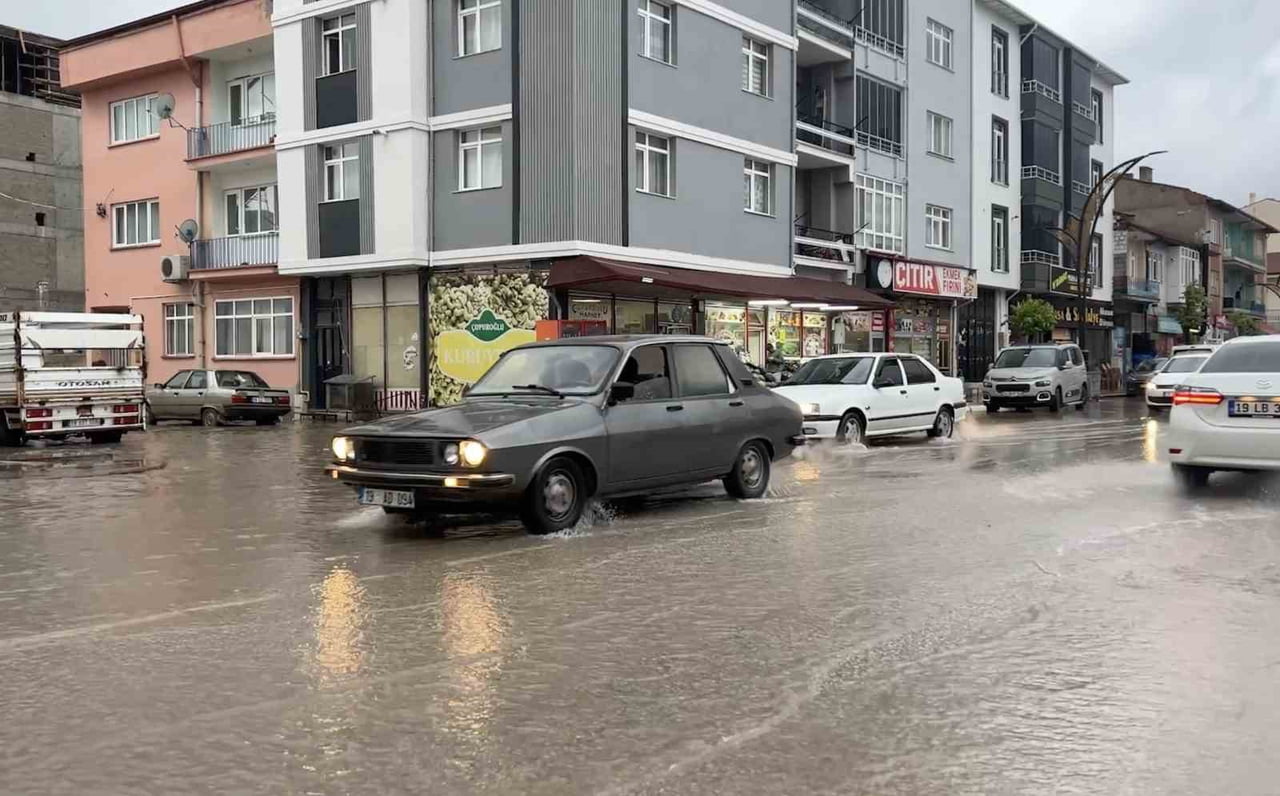 ÇORUM’UN ALACA İLÇESİNDE ETKİLİ OLAN KUVVETLİ SAĞANAK SEBEBİYLE TARIM ARAZİLERİ SULAR ALTINDA...