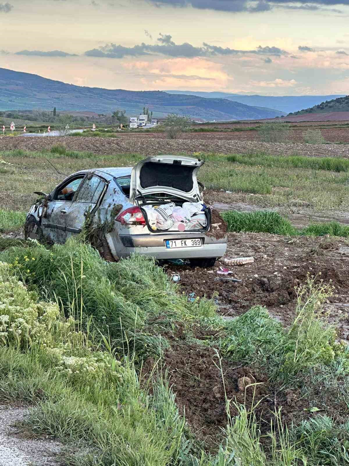 ÇORUM’UN ALACA İLÇESİNDE, YAĞIŞLI HAVA NEDENİYLE KAYGANLAŞAN YOLDA SÜRÜCÜSÜNÜN DİREKSİYON...