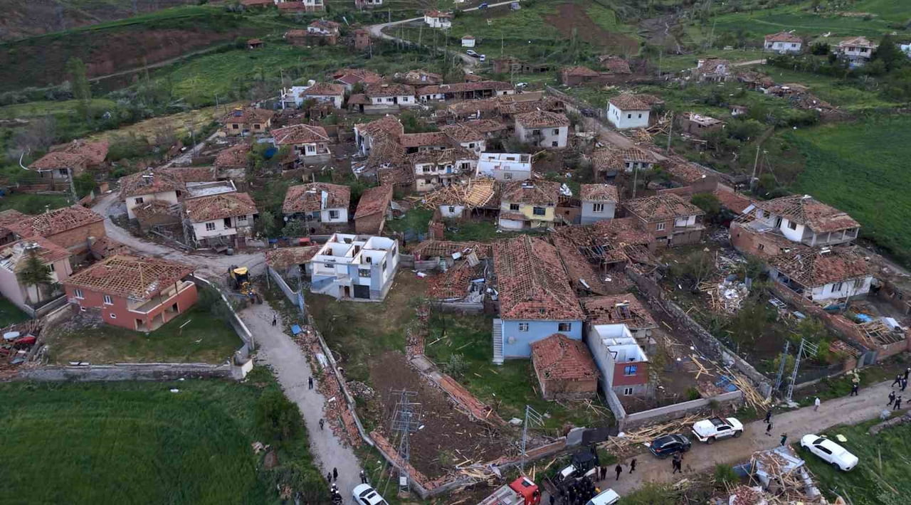 ÇORUM’UN SUNGURLU İLÇESİNDE HORTUM SEBEBİYLE ÇOK SAYIDA EVİN ZARAR GÖRDÜĞÜ KÖY HAVADAN...
