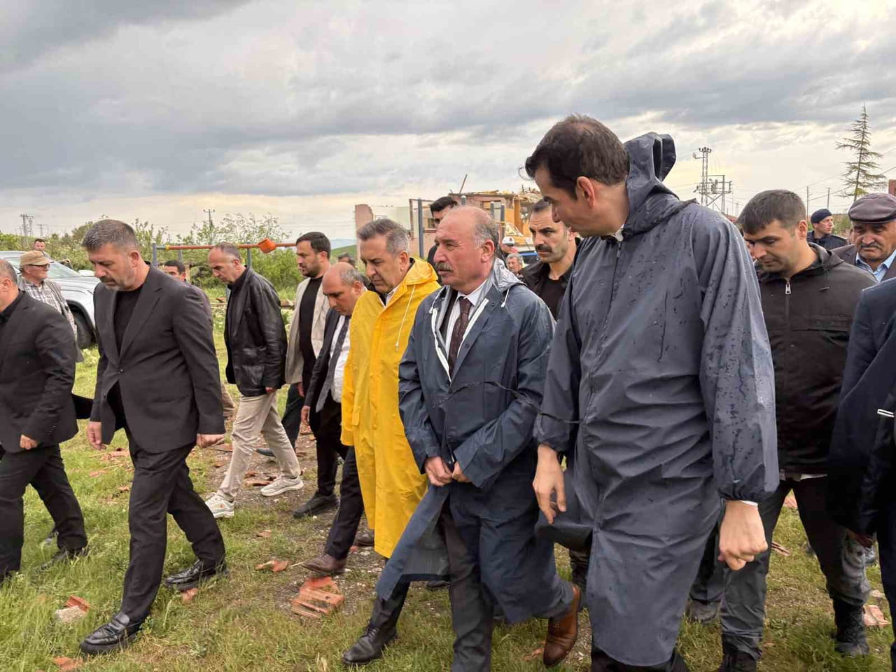 ÇORUM’UN SUNGURLU İLÇESİNDE HORTUM SEBEBİYLE EVLERİN HASAR GÖRDÜĞÜ KÖYDE İNCELEMELERDE BULUNAN...