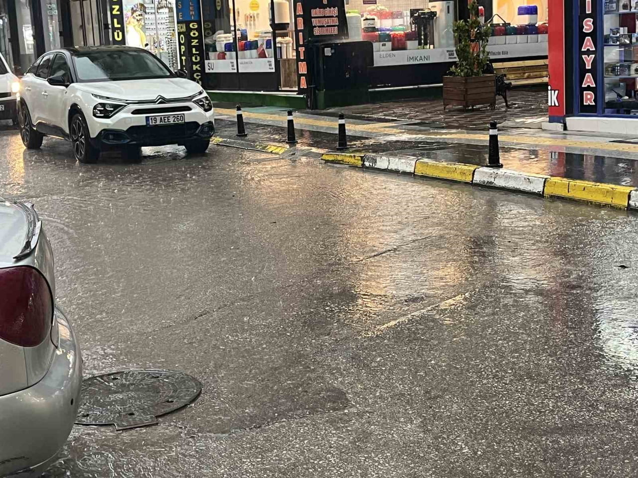 ÇORUMDA ABİ BASTIRAN SAĞANAK YAĞIŞ NEDENİYLE YOLDA SU BİRİKİNTİLERİ OLUŞTU.