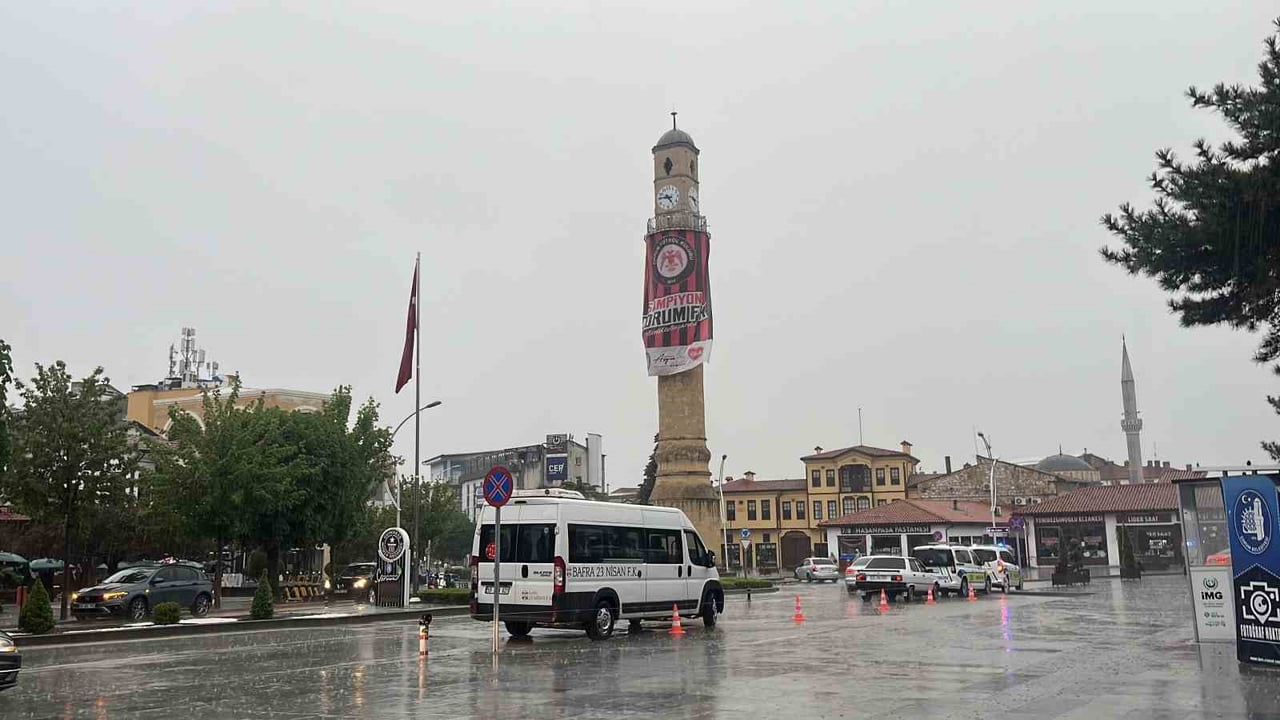 ÇORUMDA ABİ BASTIRAN SAĞANAK YAĞIŞ YAŞAMI OLMSUZ ETKİLEDİ