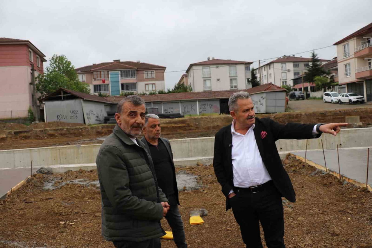 CUMAYERİ BELEDİYE BAŞKANI MUSTAFA KOLOĞLU, MERKEZDEN GEÇEN DERE ÜZERİNDE DEVAM EDEN ISLAH...